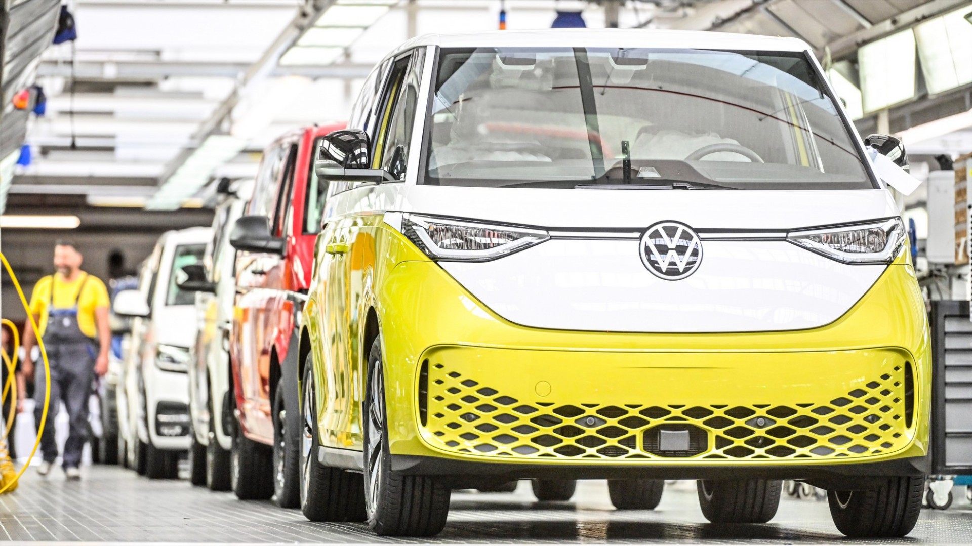 Η Volkswagen θα κατασκευάζει 900 ID. Buzz την ημέρα [video]