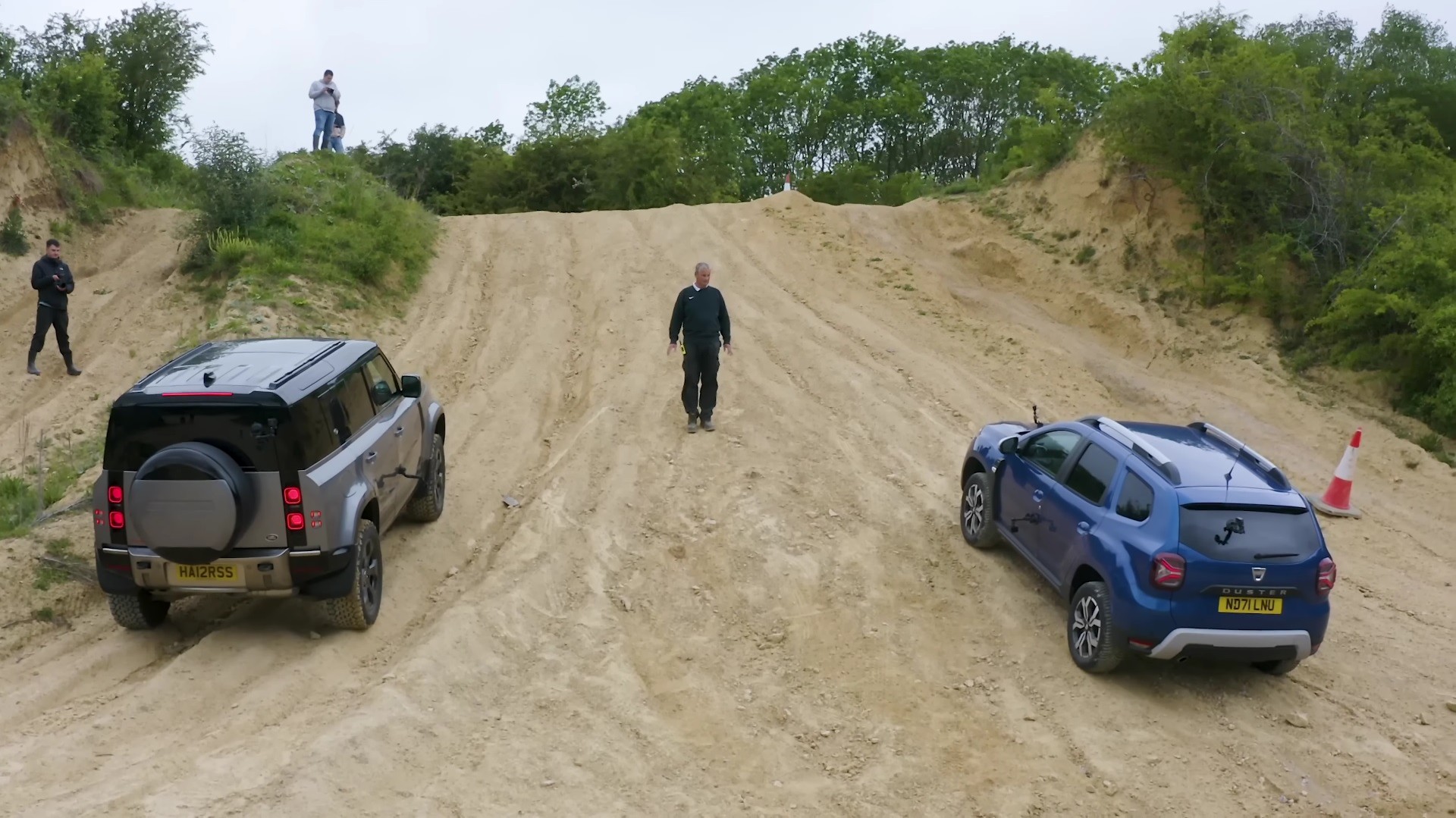 Τετρακίνητη κόντρα: Dacia Duster vs Land Rover Defender [video]