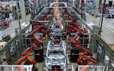 Elon Musk: Τα εργοστάσιά μας «καίνε χρήμα» – Παλεύουμε να μην πτωχεύσουμε [video]