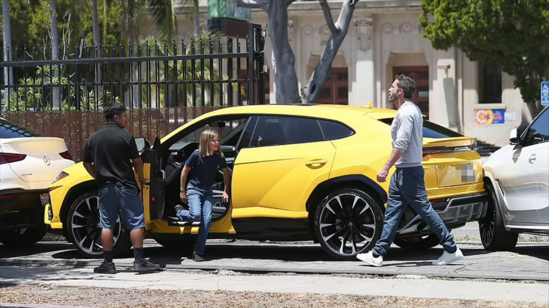 O 10χρονος γιός του Ben Affleck τράκαρε μια Lamborghini Urus! [video]