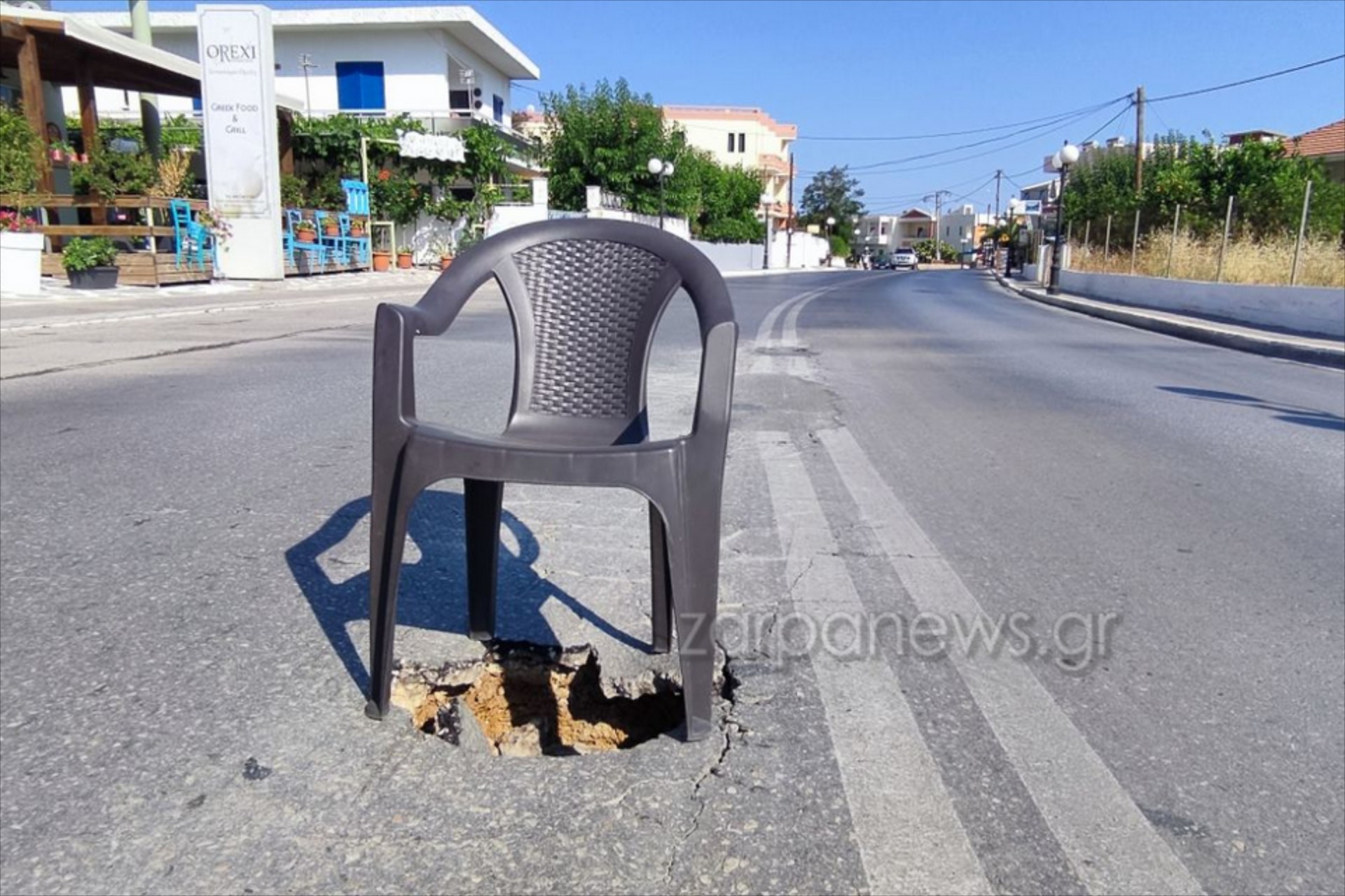 Κρήτη: Μπαλώνουν τρύπες στην άσφαλτο με καρέκλες – Δείτε εικόνες 