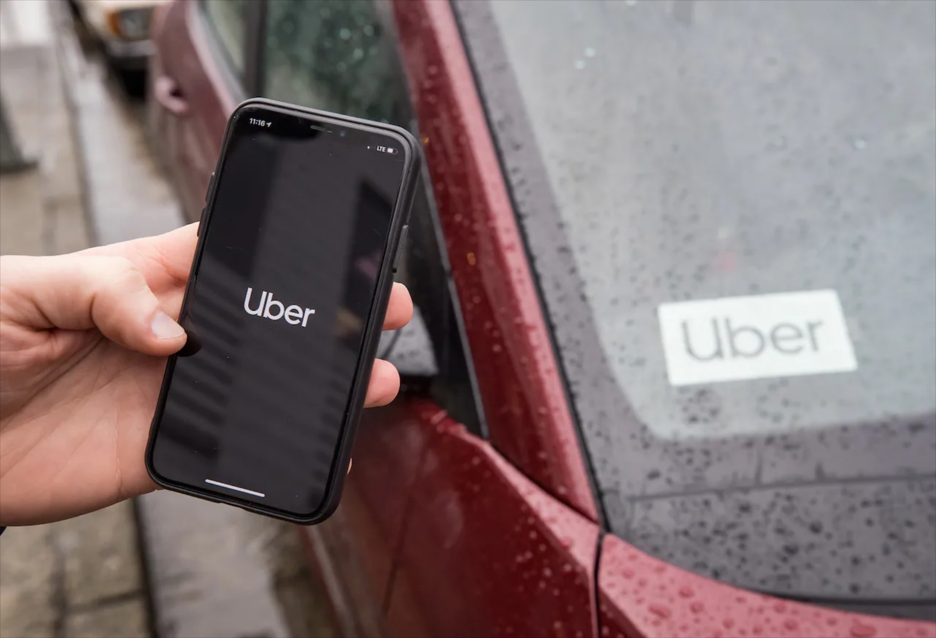 Σκάνδαλο Uber στη Γαλλία. Άλλαξε νόμους για χάρη της ο Μακρόν;