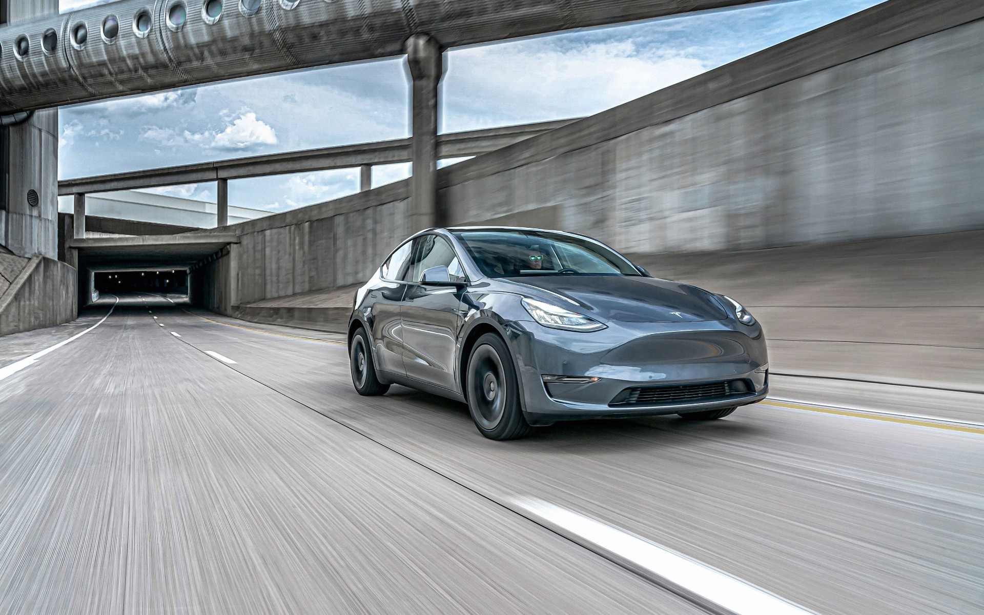 Tesla από την Κίνα ή από την Γερμανία; Ποια είναι καλύτερα; [video]