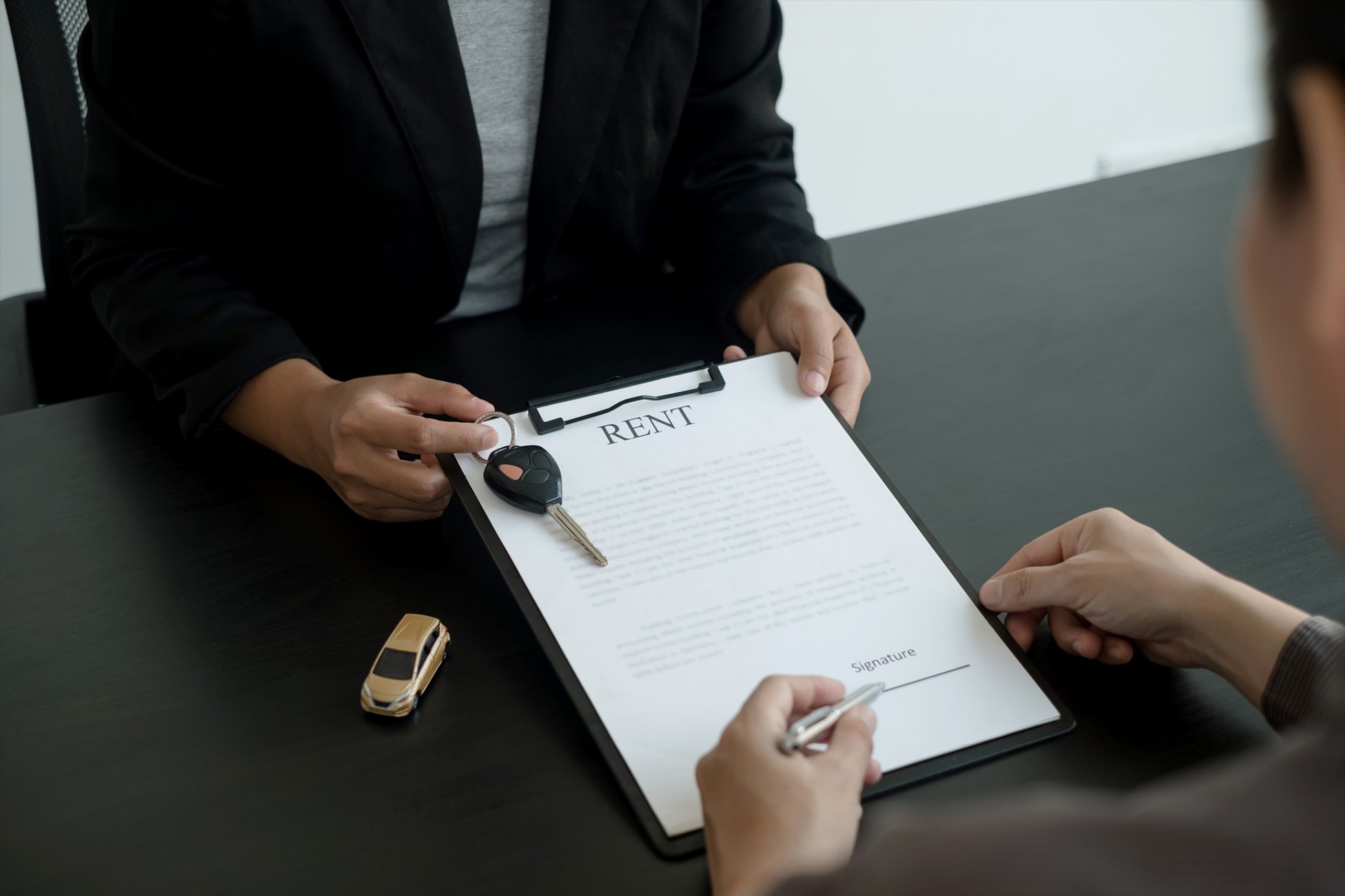 Ενοικίαση αυτοκινήτου: Οι 5 τρόποι των εταιρειών να σε χρεώσουν παραπάνω!