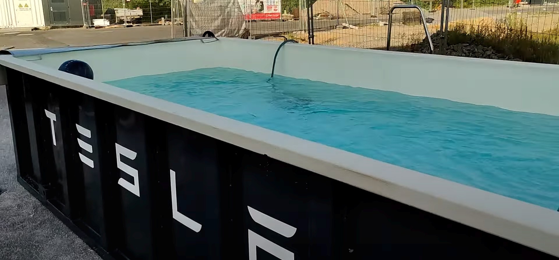 H Tesla βάζει πισίνες δίπλα σε φορτιστές! Ο λόγος είναι απίστευτος