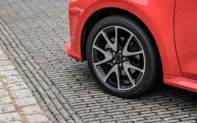 Αυτόματο υβριδικό πόλης, χωρίς τέλη, που καίει σαν... scooter– Ποιο είναι;