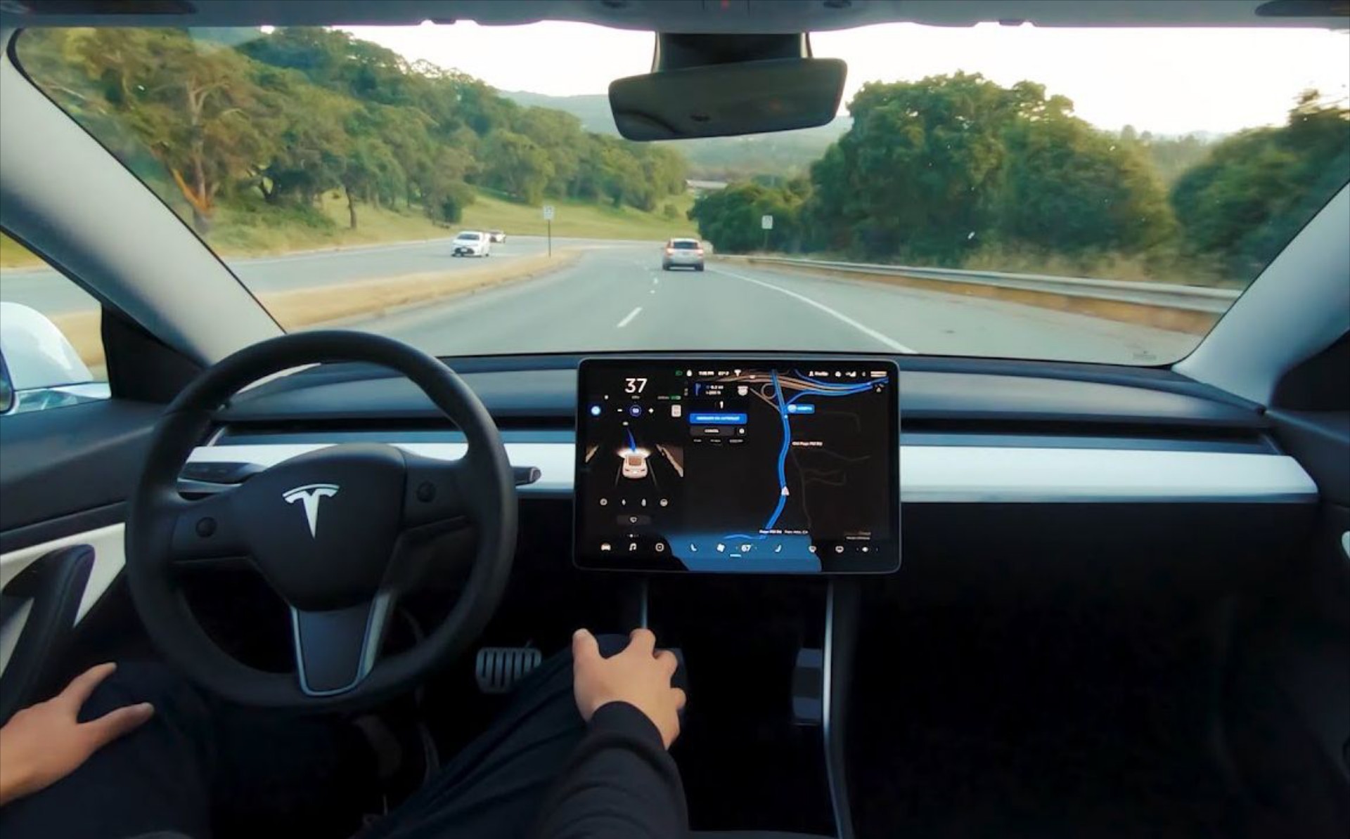 Καλιφόρνια: Η Tesla λέει ψέματα για την αυτόνομη οδήγηση