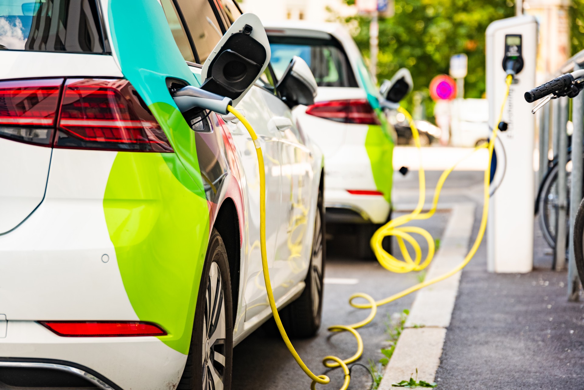 Ποια εταιρεία πέρασε σε πωλήσεις την Tesla και τώρα στοχεύει τη VW; 