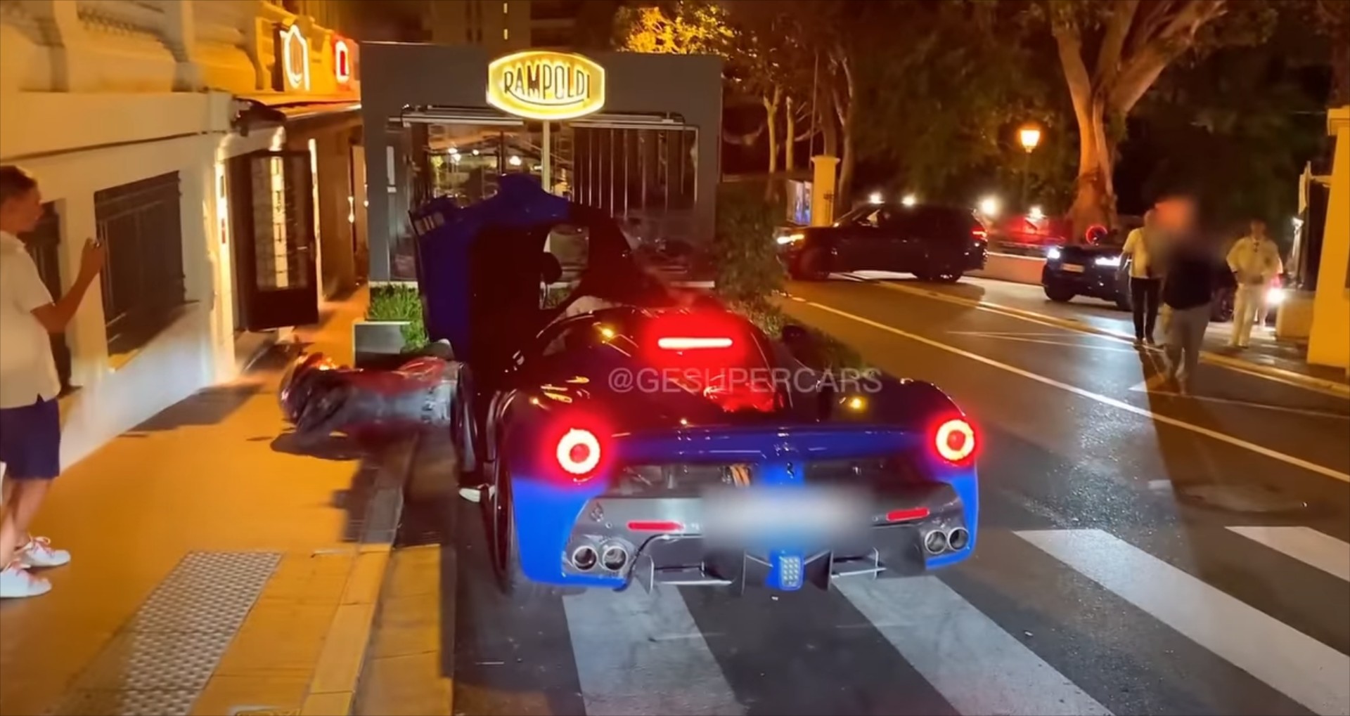 Πήγε να παρκάρει τη LaFerrari και πήρε σβάρνα τα μηχανάκια – Δείτε το video