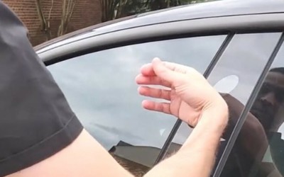 Απίστευτο – Εμφύτεψε τσιπάκι στο χέρι του για να ξεκλειδώνει το Tesla του [video]