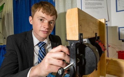 Πώς ένας 17χρονος φέρνει την επανάσταση στην ηλεκτροκίνηση; Δείτε τι έφτιαξε [video]