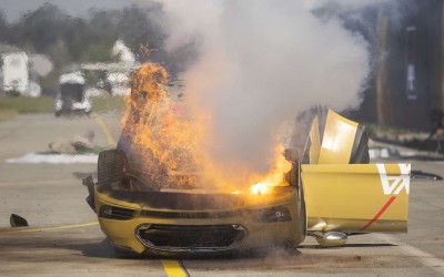 Απίστευτη απάτη: Ασφαλιστική «θάβει» την Tesla με στημένο crash test [video]