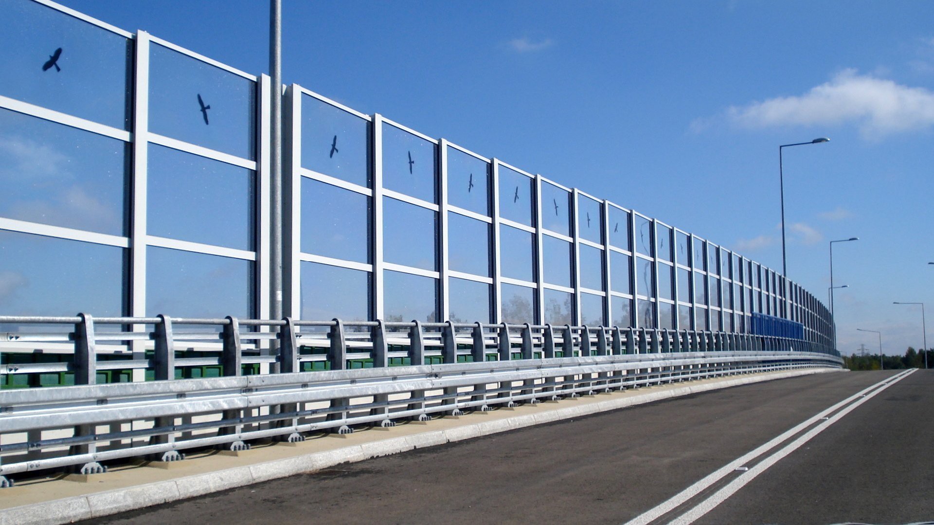 Γιατί υπάρχουν ζωγραφισμένα πουλιά στα γυάλινα τοιχία της Αττικής Οδού