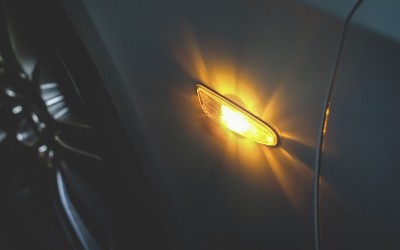 Γιατί ακούγονται τα φλας του αυτοκινήτου; [video]