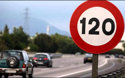 Ποιο αυτοκίνητο πιάνει 120 km/h με την όπισθεν; Δες το video
