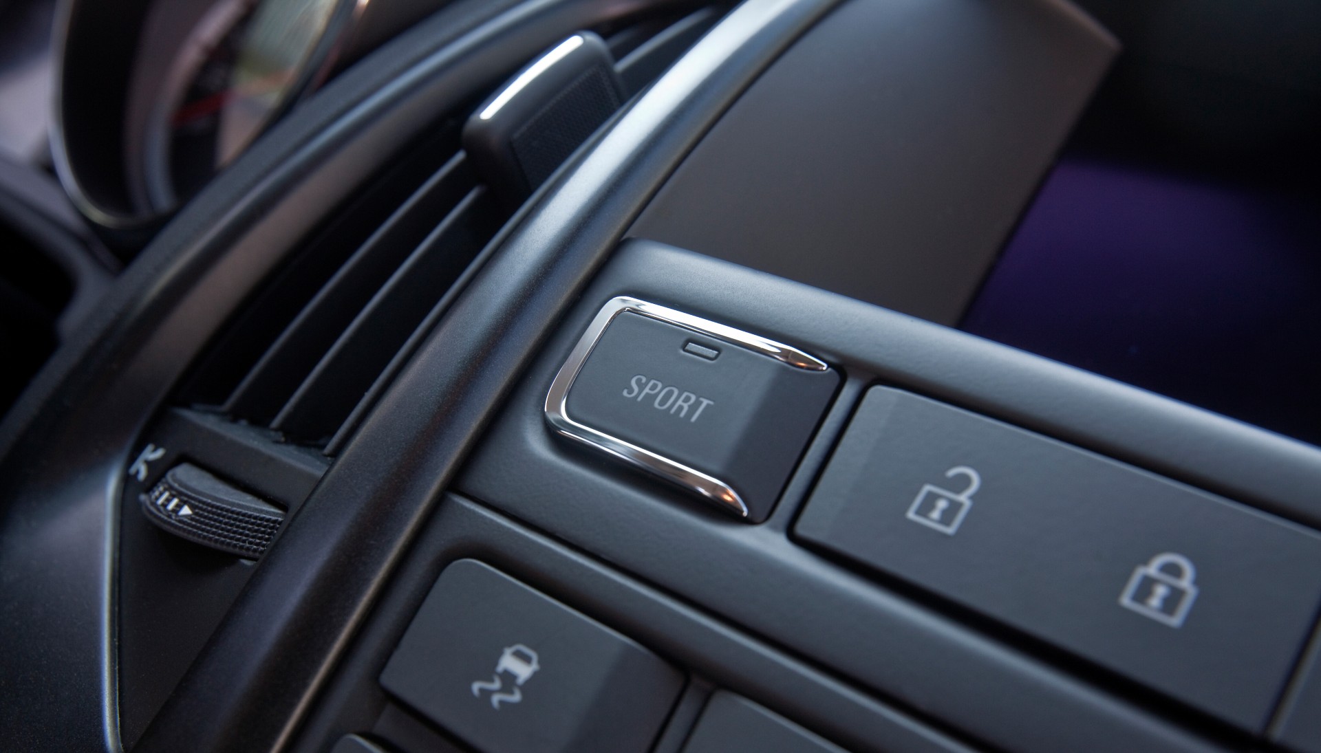 Τι κάνει το κουμπί Sport; Τι αλλάζει στο αυτοκίνητο όταν το πατήσω;
