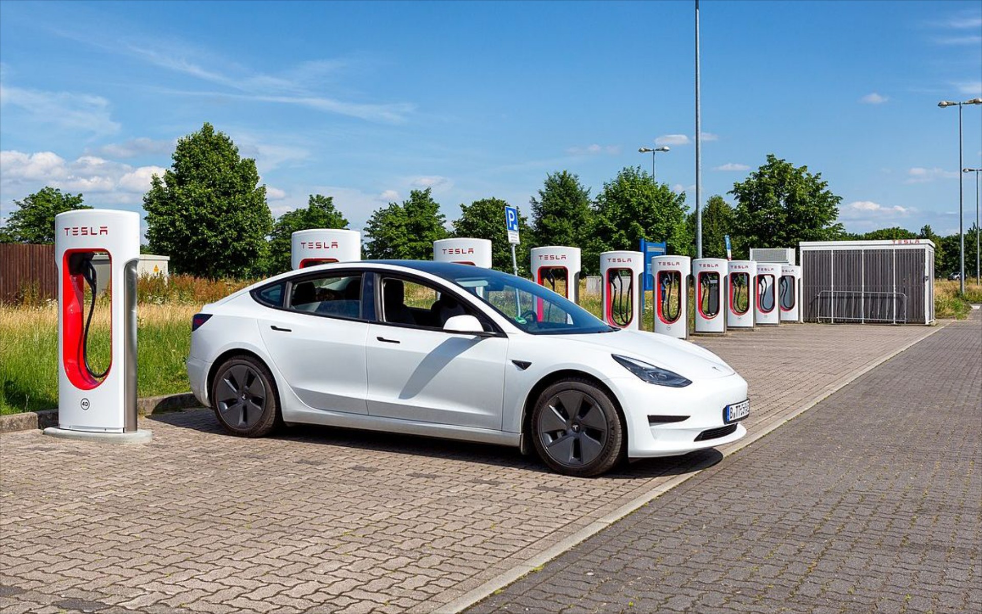 Πόσοι Tesla Superchargers υπάρχουν στην Ελλάδα; Πού φτιάχνεται ο επόμενος;