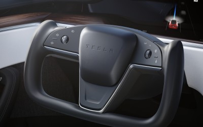 Γιατί είναι έτσι το τιμόνι των Tesla; Βολεύει; [video]
