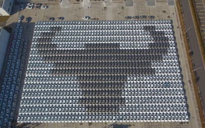 Ένα μωσαϊκό αυτοκινήτων για ρεκόρ Guinness - Γιατί έχει σχήμα βοδιού;