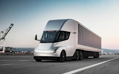 Το φορτηγό της Tesla βγήκε στο δρόμο και... έμεινε κατευθείαν [video]