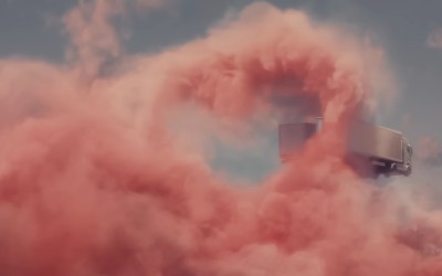 Κι άλλη απίστευτη διαφήμιση Volvo: Μια ιστορία αγάπης με... 2 νταλίκες [video]