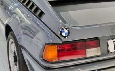 Τι σημαίνει το σήμα της BMW - Τι συμβολίζουν τα χρώματα;