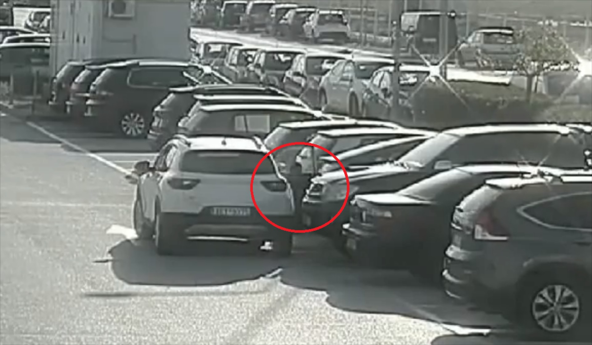 Live video: Πώς κλέβουν καταλύτες από το parking του Ελ. Βενιζέλος 