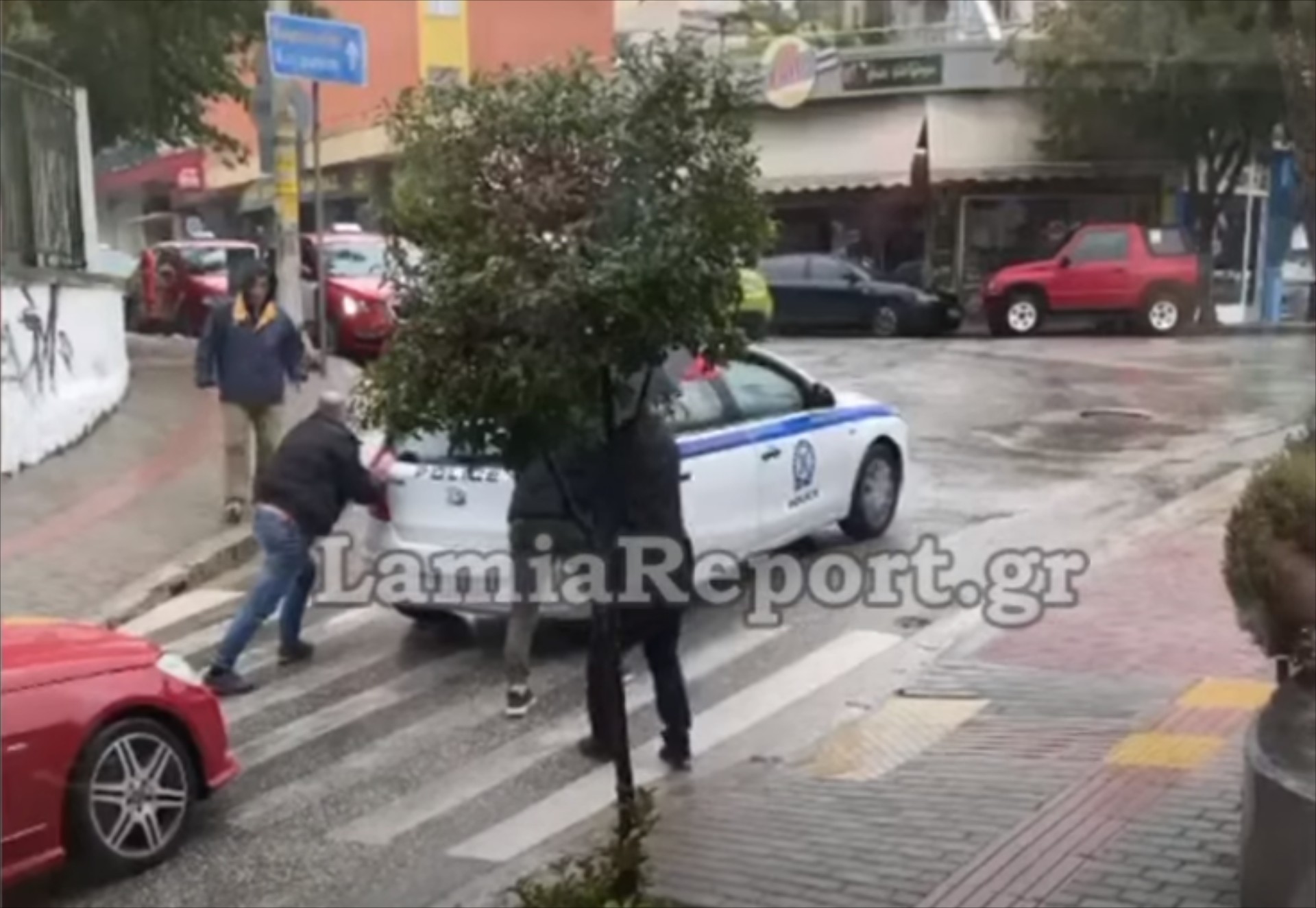 Λαμία: Σπρώχνουν το περιπολικό γιατί δεν έχει λάστιχα – Δείτε το video