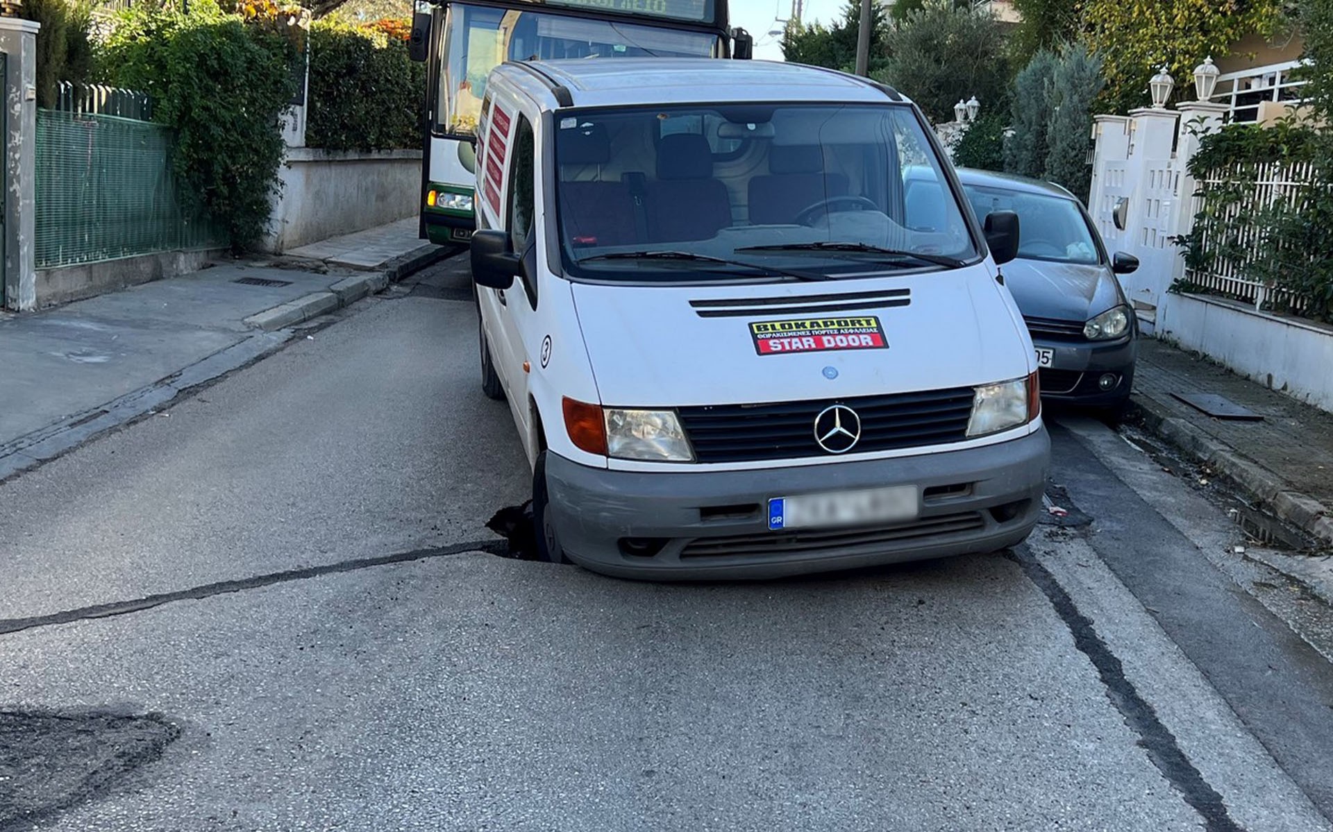 Αποκλειστικό: Tρύπα «κατάπιε» αυτοκίνητο στο Μαρούσι (Δείτε φωτογραφίες)