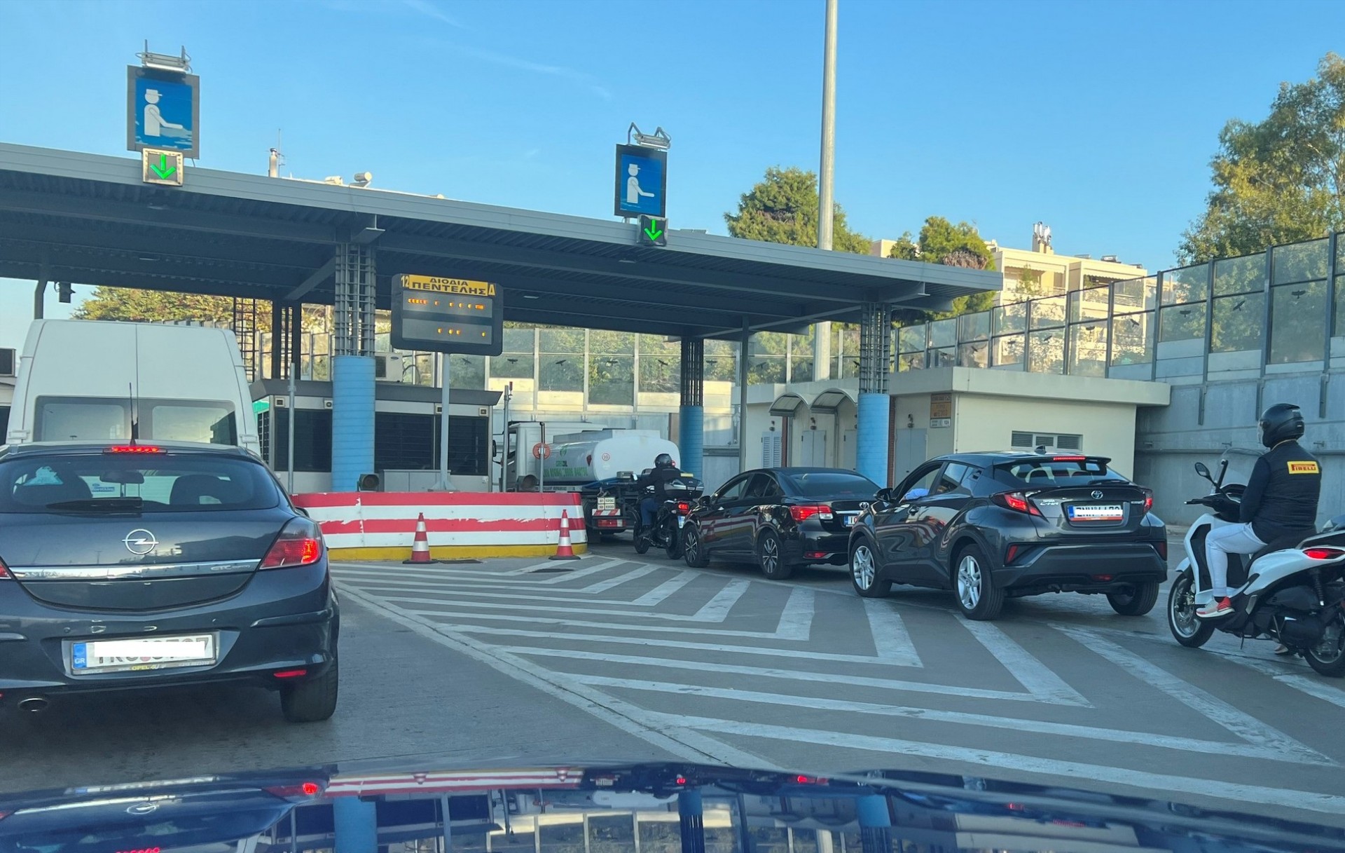 Μειώνονται στα 2,5 € τα διόδια στην Αττική Οδό; Τι ισχύει τελικά;