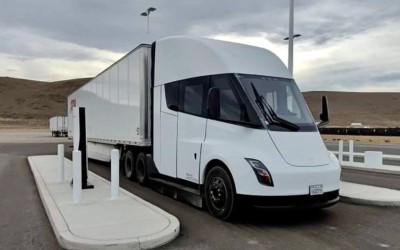 Musk: «Η ηλεκτρική νταλίκα Tesla έκανε 800 km φορτωμένη» – Πότε ξεκινούν οι παραδόσεις