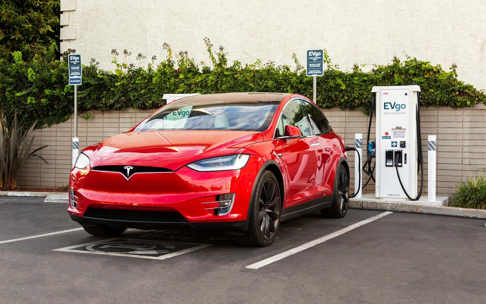Η Tesla «ρίχνει άκυρο» στους αναξιόπιστους φορτιστές