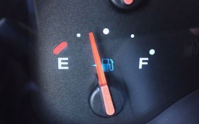 Γιατί ο δείκτης βενζίνης πέφτει πιο γρήγορα κάτω από τη μέση; Τι πρέπει να ξέρεις