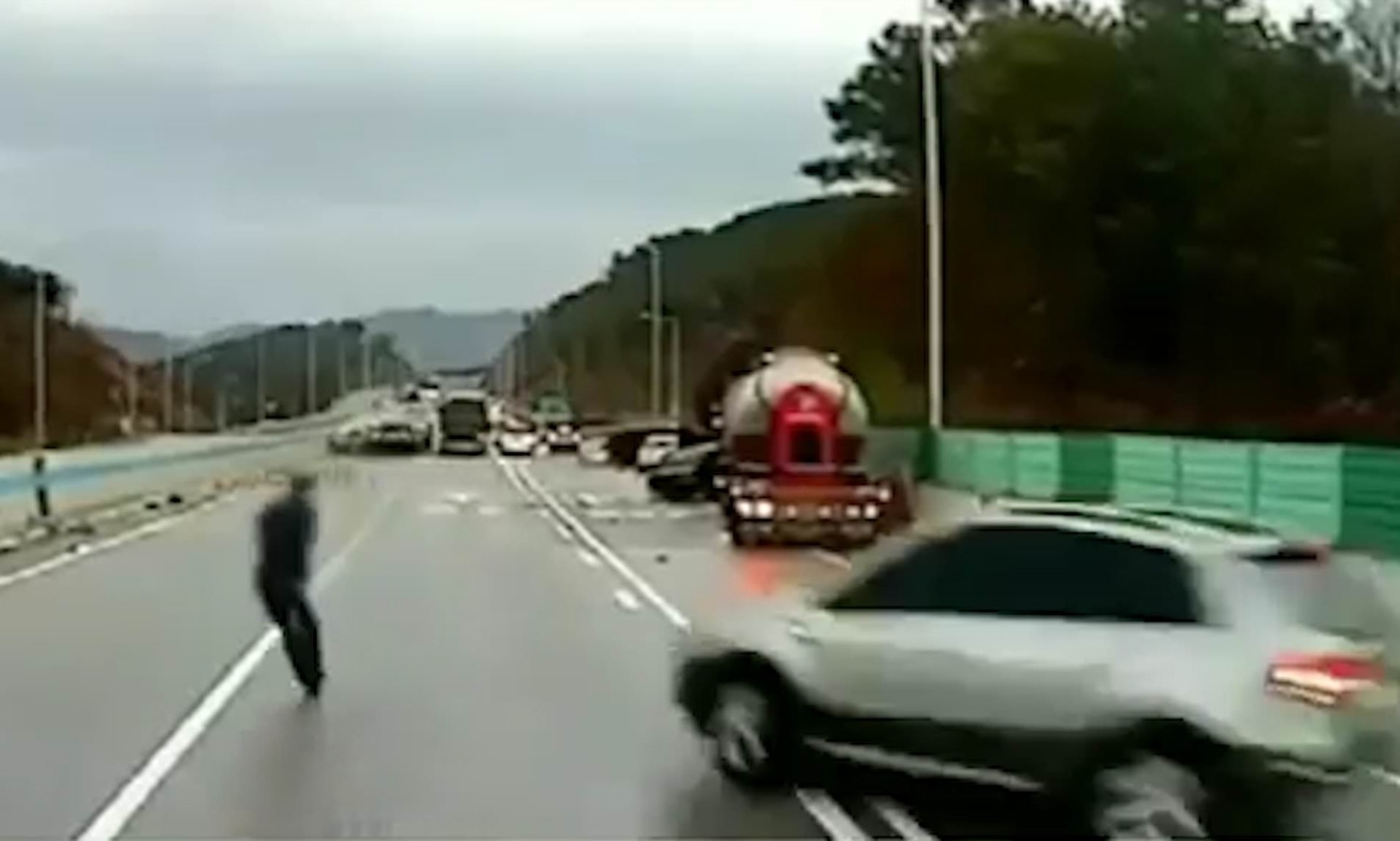 Video-Σοκ: Πεζός αποφεύγει 2 οχήματα σε παγωμένο αυτοκινητόδρομο!