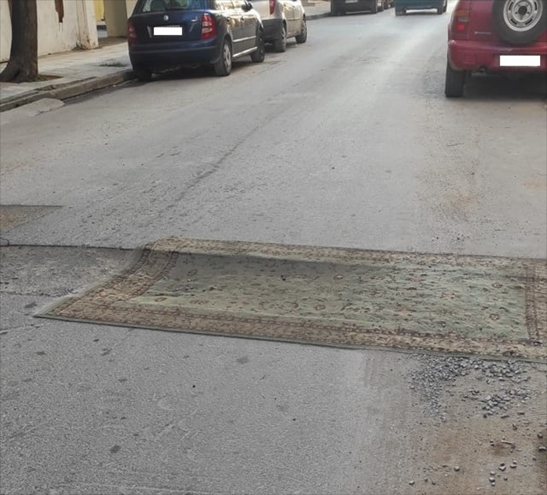 Απίστευτο! Έβαλαν χαλί στον δρόμο για να καλύψουν τη λακκούβα 