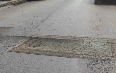 Απίστευτο! Έβαλαν χαλί στον δρόμο για να καλύψουν τη λακκούβα 