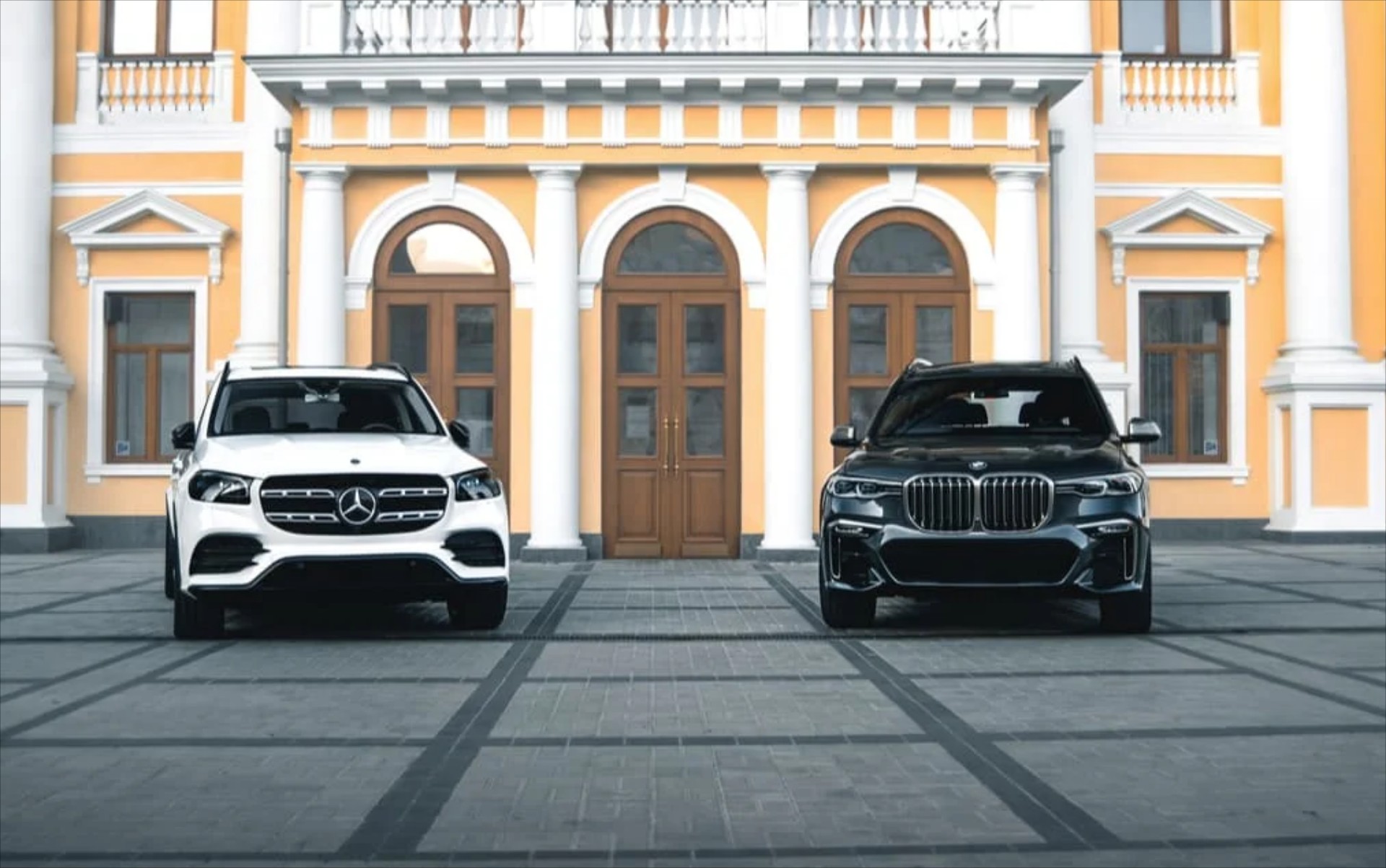 Γιατί έπεσαν οι πωλήσεις των BMW και Mercedes το 2022;