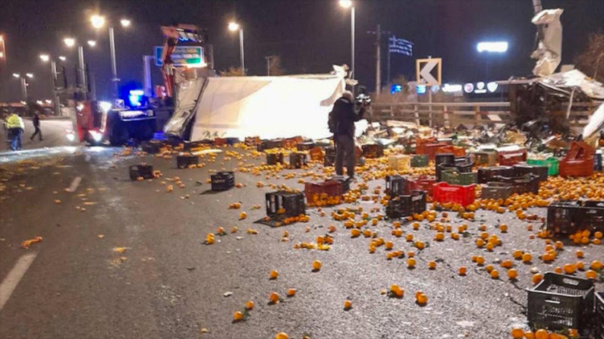 Τούμπαρε νταλίκα στον Κηφισό – Γέμισε πορτοκάλια ο δρόμος [video]
