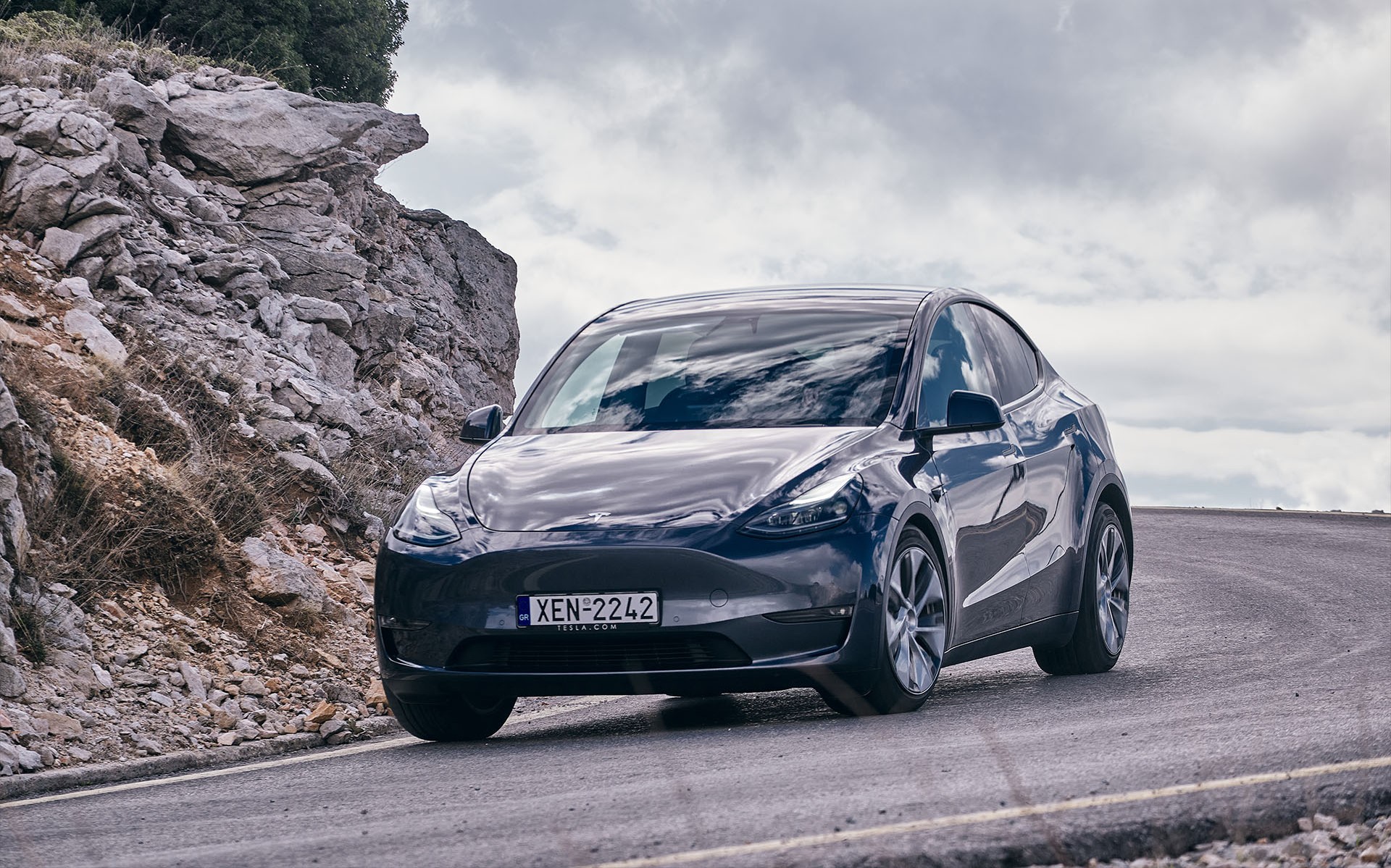 Tesla Model Y: Γιατί καθυστερούν οι παραδόσεις του στην Ευρώπη;