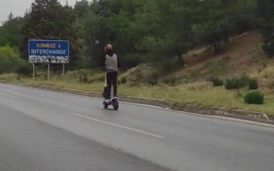 100 km/h με ηλεκτρικό πατίνι – Κι όμως το έκανε στην Ελλάδα [video] 