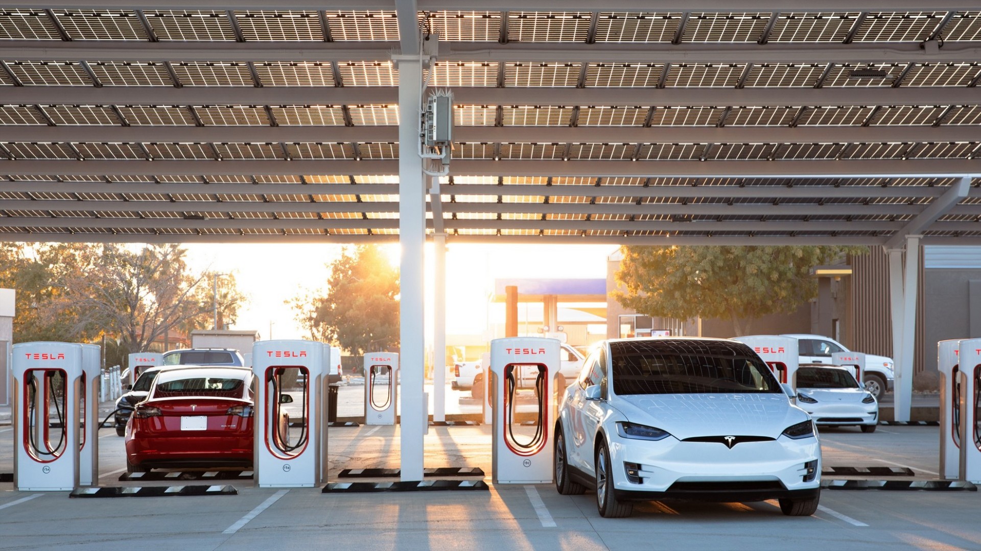 Εμφύλιος των Tesla: Πώς τιμωρούν οι κάτοχοι όσους παρκάρουν στα Superchargers