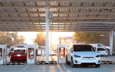 Εμφύλιος των Tesla: Πώς τιμωρούν οι κάτοχοι όσους παρκάρουν στα Superchargers