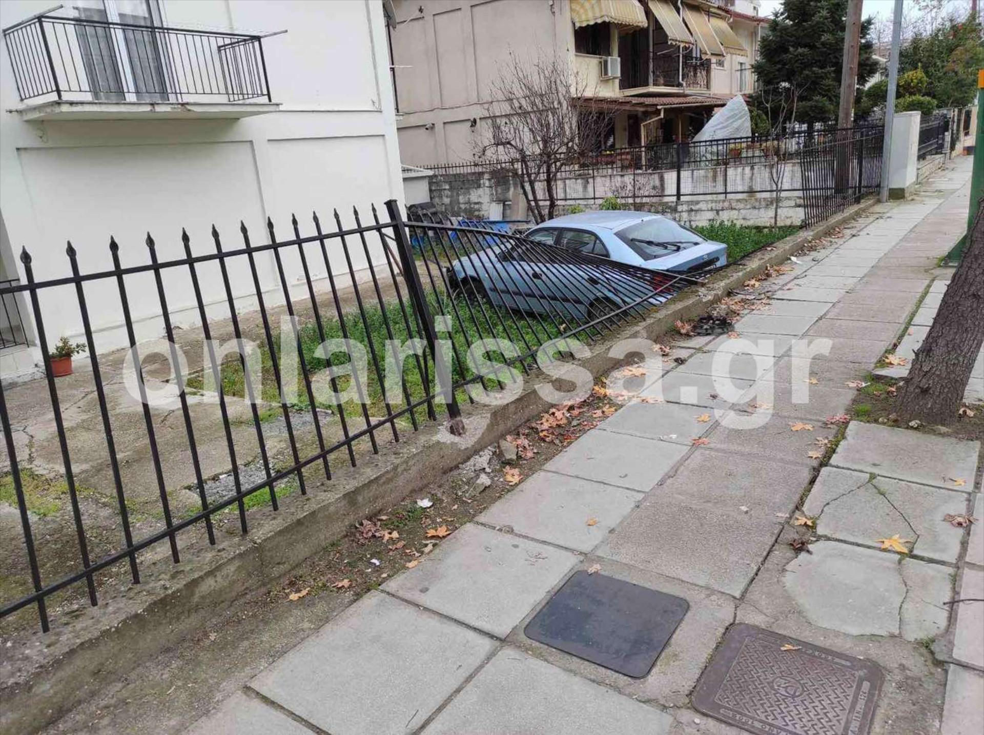 Λάρισα: Σε αυλή σπιτιού κατέληξε αυτοκίνητο μετά από τροχαίο [video]