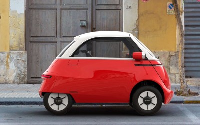Microlino: Στην Ελλάδα το ηλεκτρικό αυτοκίνητο με τη… μία πόρτα!