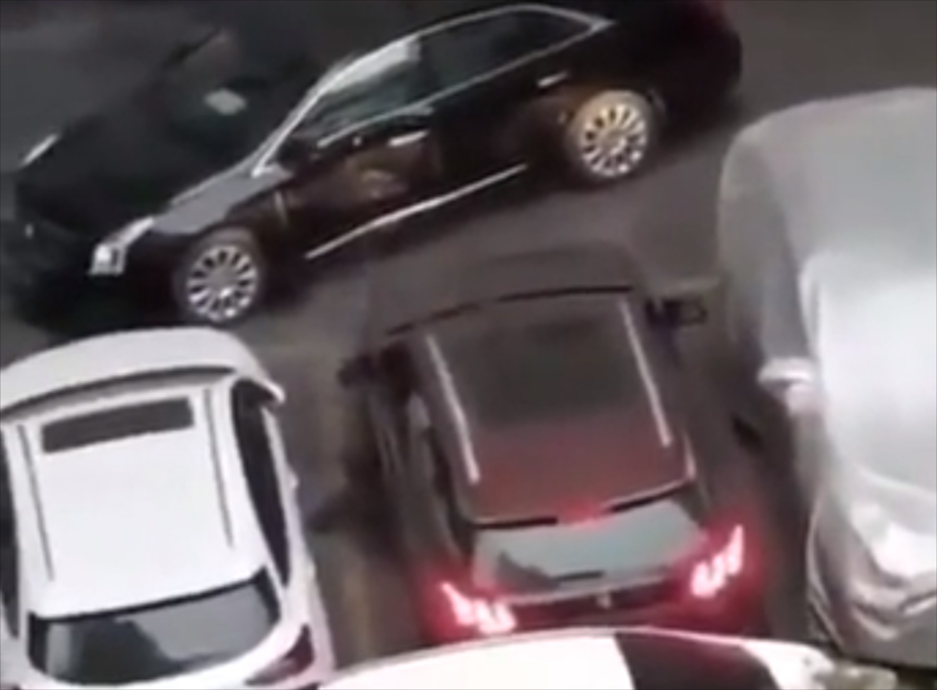 Διέλυσε τα αυτοκίνητα για να ξεπαρκάρει – Δείτε τι έκανε ο άνθρωπος [video]