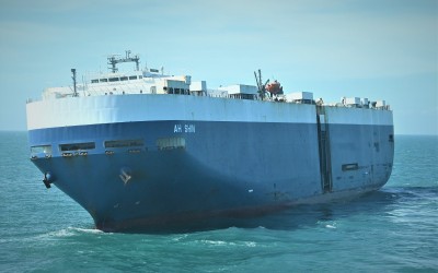 Νέα φωτιά σε πλοίο με αυτοκίνητα – Κίνδυνος για 4.500 οχήματα