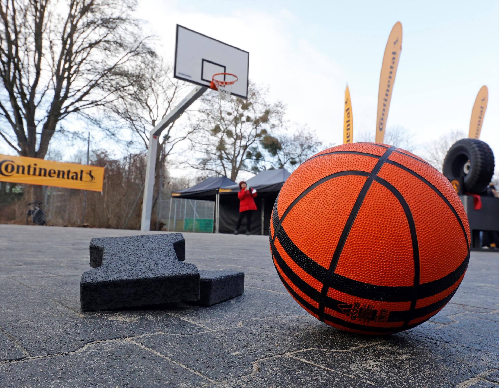 Η Continental έφτιαξε γήπεδο μπάσκετ από ελαστικά αυτοκινήτων!