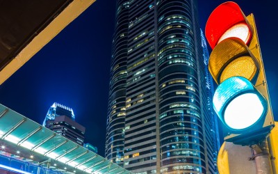 Έρχεται τέταρτο χρώμα στα φανάρια; Τι θα πρέπει να κάνει ο οδηγός στο λευκό φως