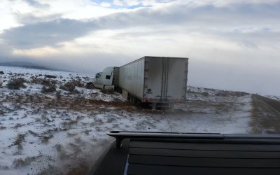 Ηλεκτρικό pick-up ξεκολλάει νταλίκα 17 τόνων από το χιόνι… για πλάκα! [video]