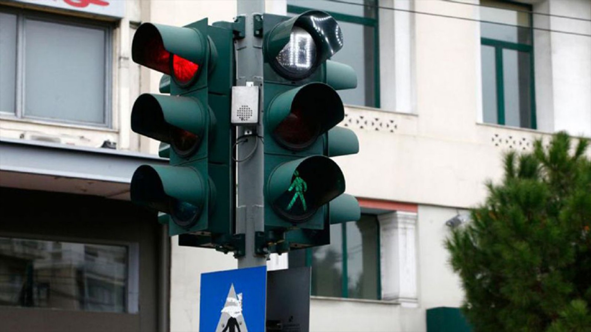 «Αντίο δίπλωμα» αν περνάς κόκκινα: 388 νέες κάμερες σε φανάρια της Αθήνας
